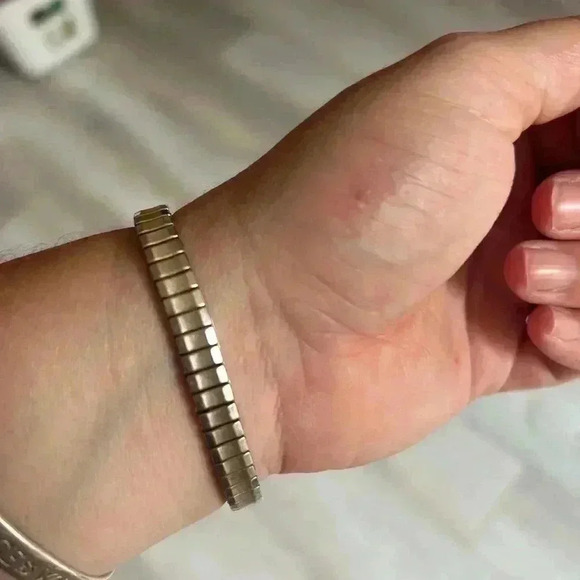 CARAVELLE vintage gold  band woman analog watch 6.5 inches - Picture 5 of 8